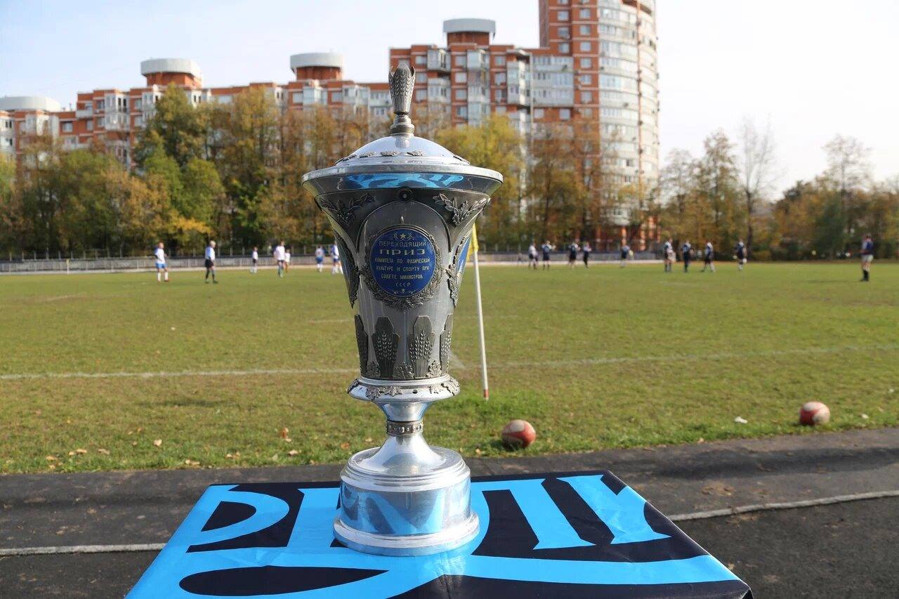 Кубок на флаге клуба у поля на матче к 50-летию «Фили»